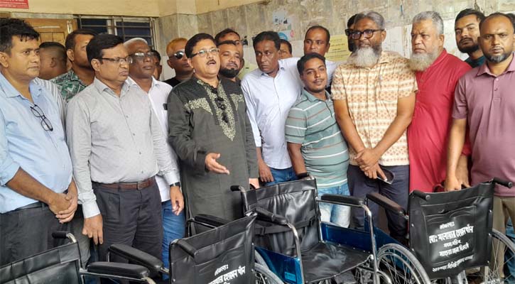 মাগুরা সদর হাসপাতালে বিএনপি নেতার হুইল চেয়ার প্রদান